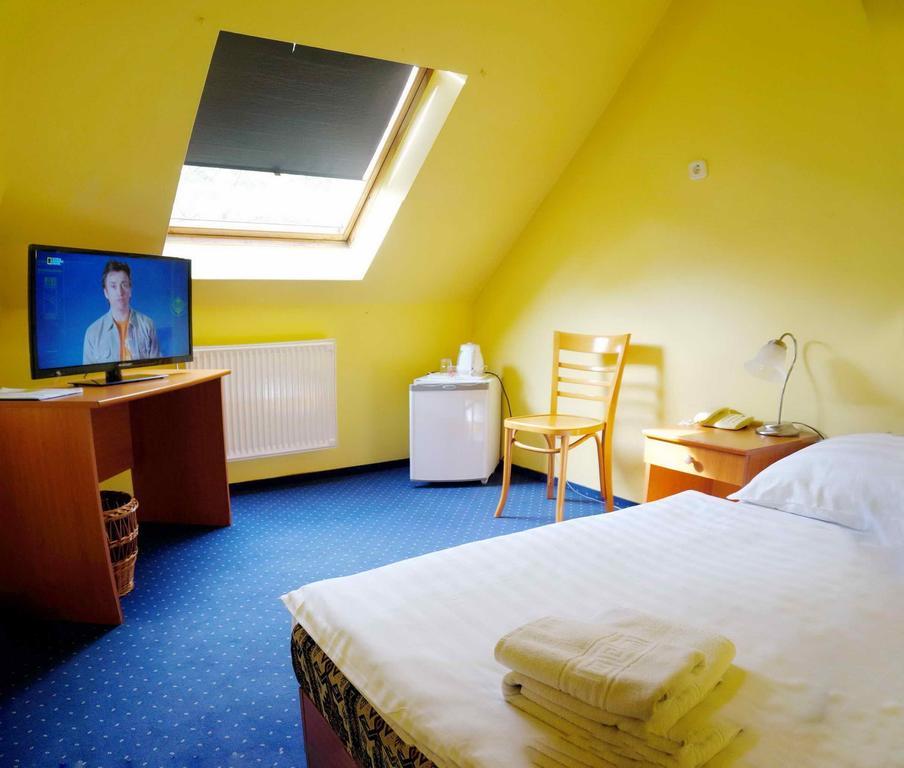 Corvin Hotel Gyor Luaran gambar