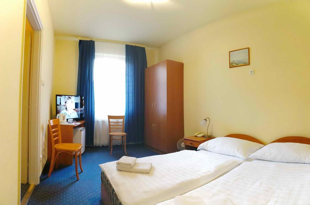 Corvin Hotel Gyor Luaran gambar