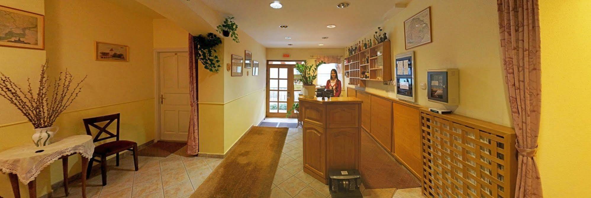 Corvin Hotel Gyor Luaran gambar