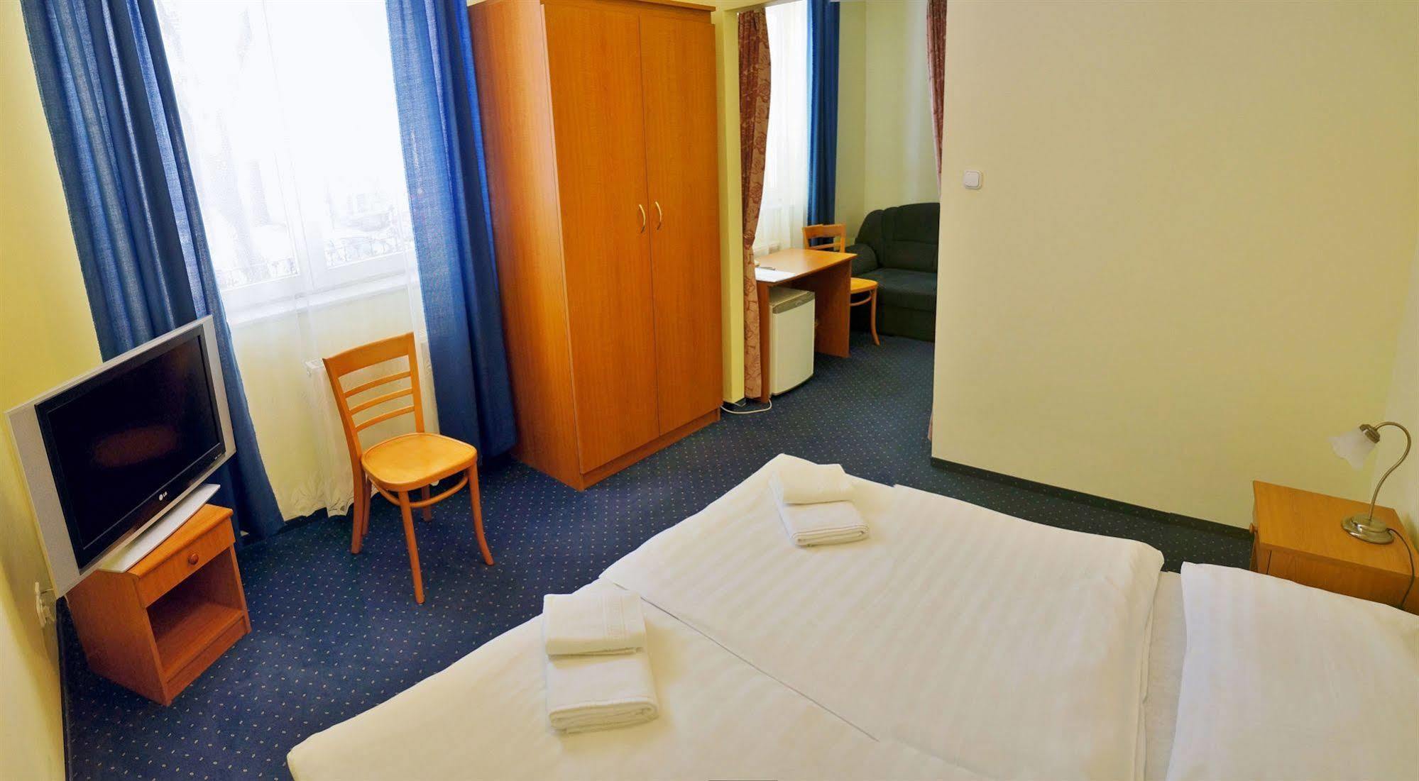Corvin Hotel Gyor Luaran gambar