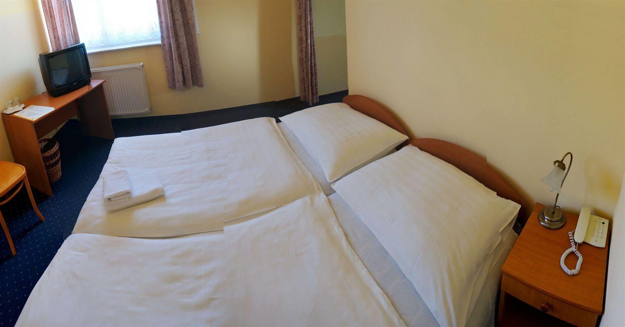 Corvin Hotel Gyor Luaran gambar