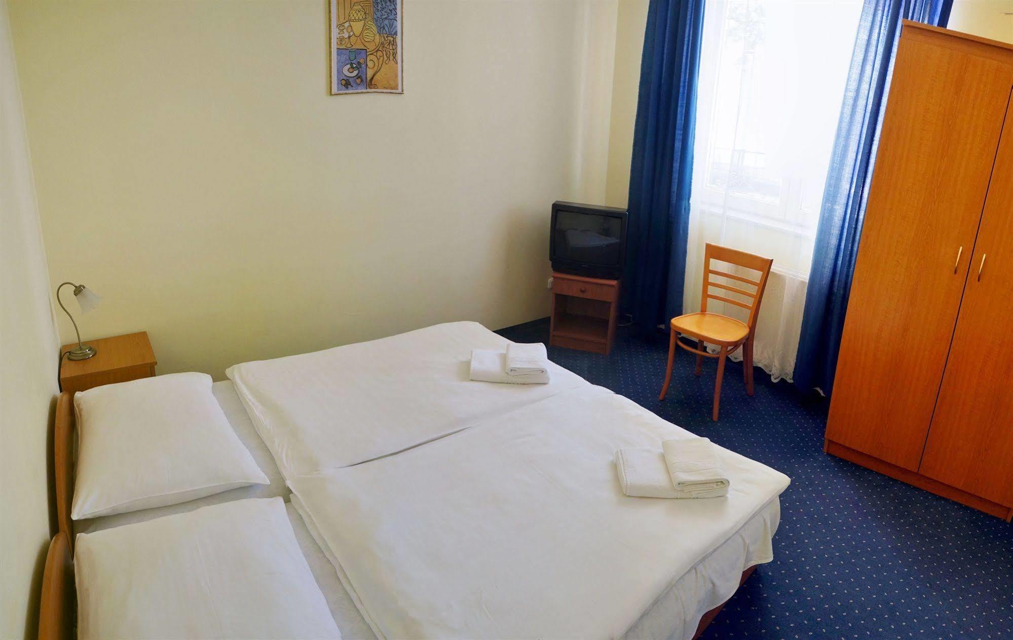 Corvin Hotel Gyor Luaran gambar