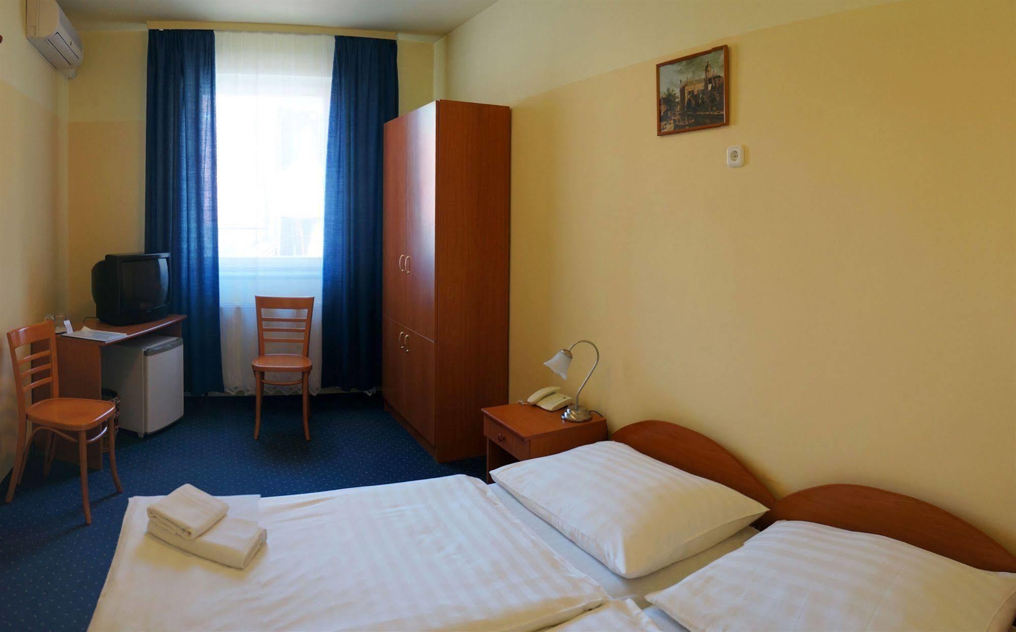 Corvin Hotel Gyor Luaran gambar
