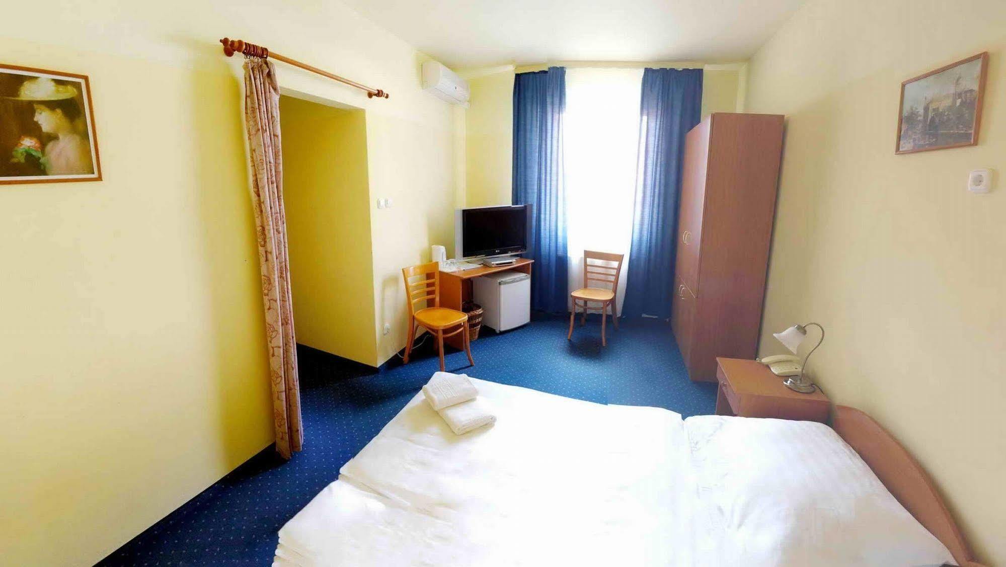 Corvin Hotel Gyor Luaran gambar