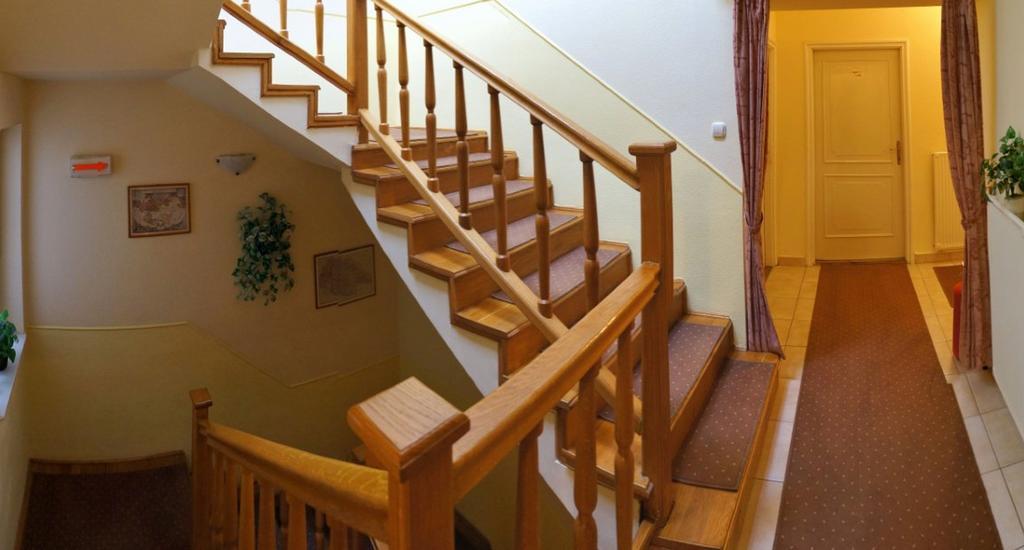 Corvin Hotel Gyor Luaran gambar