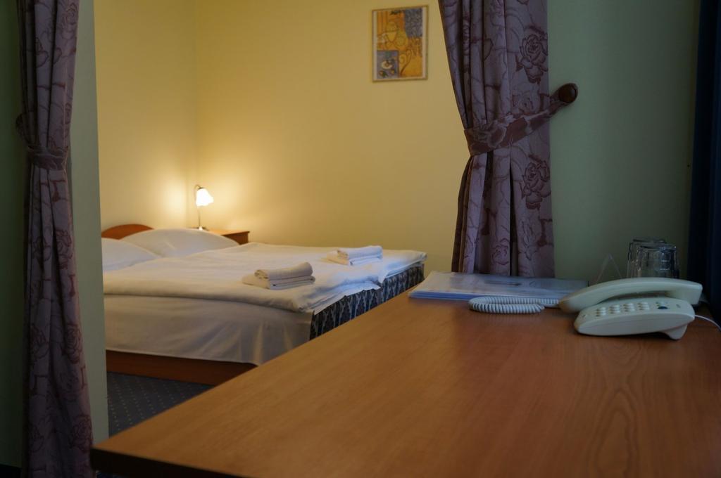 Corvin Hotel Gyor Luaran gambar